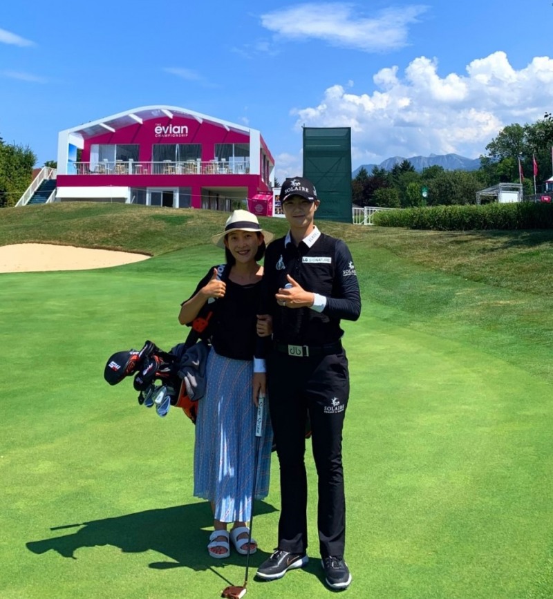  박성현과 함께 LPGA 에비앙 마스터스 대회에서 함께 짬을 내 포즈를 잡았다. 당시 박성현은 세계랭킹 1위였다. 