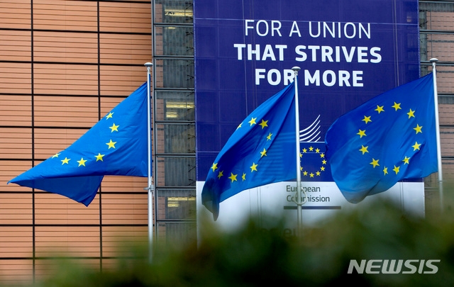 벨기에 브뤼셀의 유럽연합(EU) 본부 앞에 EU기가 휘날리고 있다.