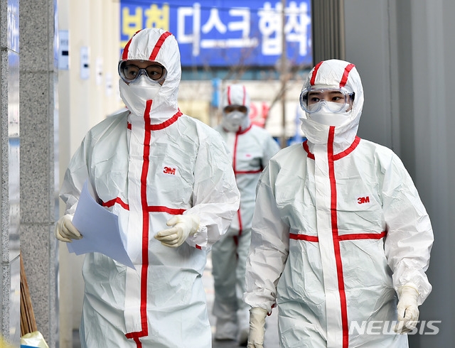 신종 코로나바이러스 감염증(코로나19) 지역거점병원인 3일 오전 대구 중구 계명대학교 대구동산병원에서 근무 교대를 하기 위해 의료진이 병동으로 들어가고 있다.