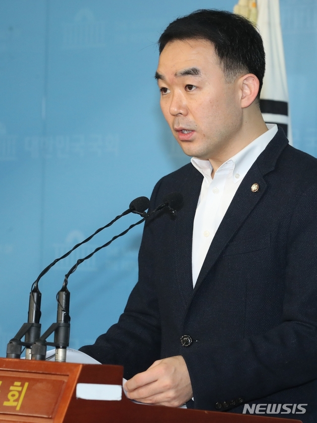 (사진=뉴시스)채이배 의원이 국회 정론관에서 기자회견을 하고 있다.