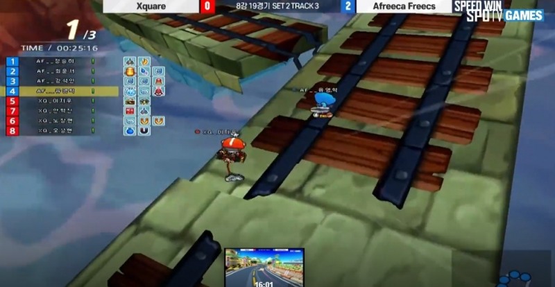 얼음폭탄을 쓰기 전 점프 구간에서 상대를 떨어트리려고 하는 장면.