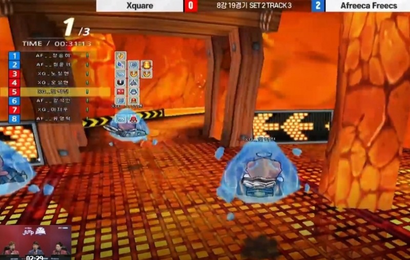 정확한 거리 계산으로 얼음 폭탄을 쏴 세 명을 얼려 버리는 장면.