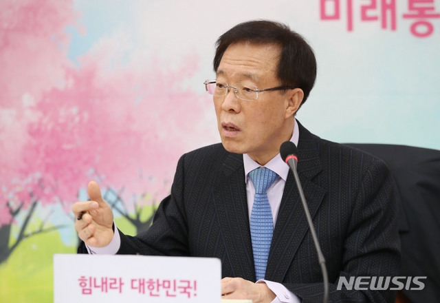 이석연 미래통합당 공천관리위원장 직무대행이 17일 서울 여의도 국회에서 공관위 브리핑을 하고 있다.