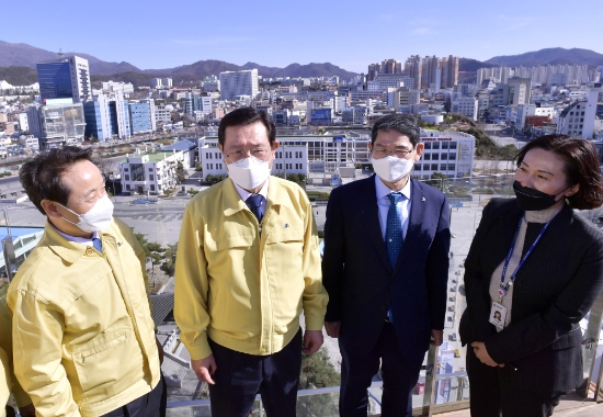 이용섭 광주광역시장이 19일 오후 동구 금남로 '전일빌딩 245'를 방문해 전일마루(옥상정원)에서 시설물을 둘러보며 개관 준비사항을 점검하고 있다./사진=광주광역시