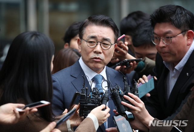 '신한은행 채용비리' 혐의로 재판에 넘겨진 조용병 신한금융지주 회장이 1심에서 집행유예를 선고받고 지난 1월 22일 오전 서울 송파구 동부지방법원을 나서며 취재진의 질문에 답하고 있다. 사진=뉴시스