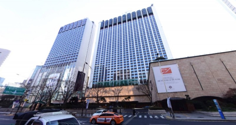 롯데호텔 소공동 본점에 코로나19 확진자 직원이 발생한 사실이 뒤늦게 밝혀져 논란이 됐다. 사진=네이버로드뷰