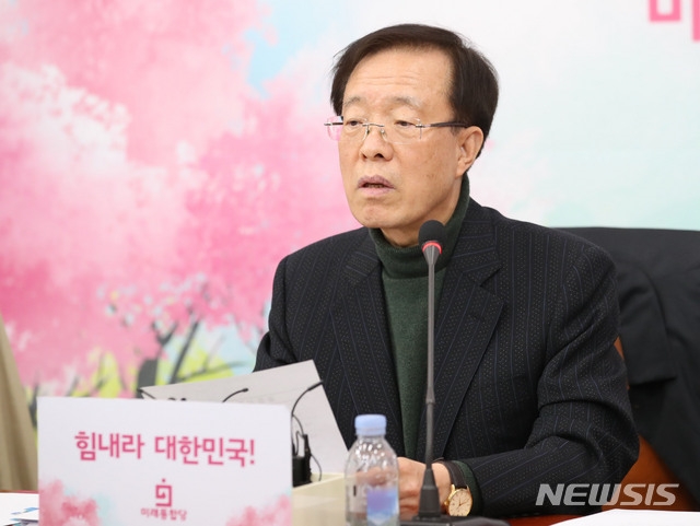 이석연 미래통합당 공천관리위원장 직무대행이 19일 서울 여의도 국회에서 공관위 브리핑을 하고 있다.