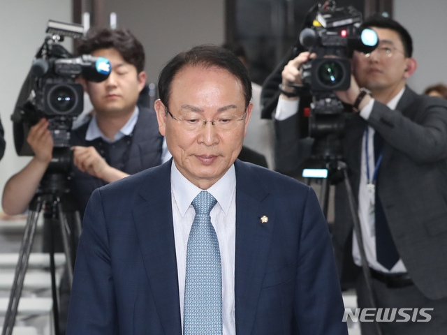 최운열 더불어민주당 중앙당선거관리위원회 위원장이 26일 서울 여의도 당사에서 국회의원 후보 1차 경선 발표를 하기 위해 연단으로 향하고 있다.