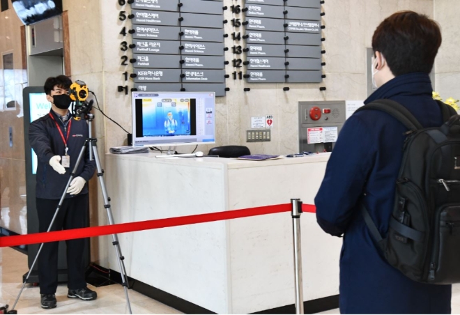 주총 개최전 발열 체크하고 있는 모습.