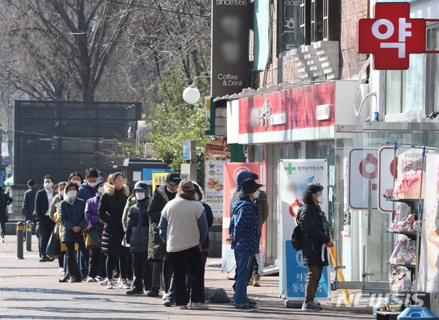 마스크 5부제 둘째주인 지난 16일 오전 서울 종로구의 한 약국 앞에서 시민들이 공적마스크를 구매하기 위해 줄을 서 기다리고 있다. 사진=뉴시스