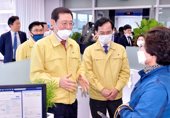 이용섭 광주광역시장이 20일 오전 광산구 광주신용보증재단 송정지점을 방문해 코로나19 여파로 보증지원을 받기 위해 지점을 찾은 소상공인을 격려하고 있다./사진=광주광역시