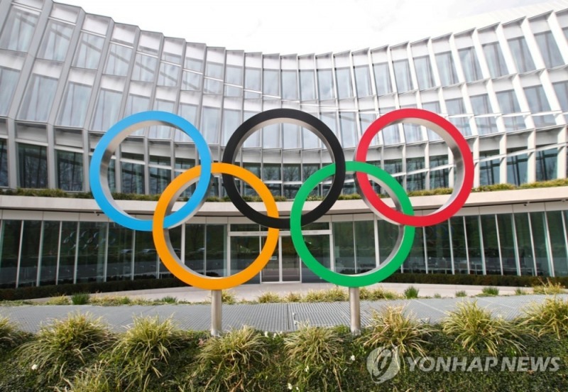 스위스 로잔의 IOC 건물 앞에 오륜 마크.[로이터=연합뉴스]