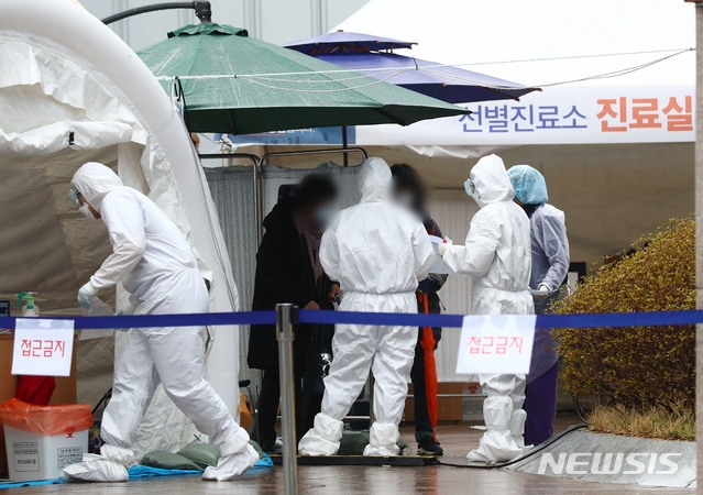 서울 중랑구 서울의료원에 마련된 신종 코로나바이러스 감염증(코로나19) 선별진료소에서 업무를 보고 있다.