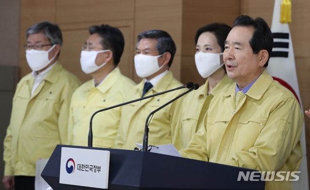 정세균 국무총리가 21일 오후 서울 종로구 정부서울청사 브리핑룸에서 사회적 거리두리 강화를 위한 담화문을 발표하고 있다. 사진=뉴시스