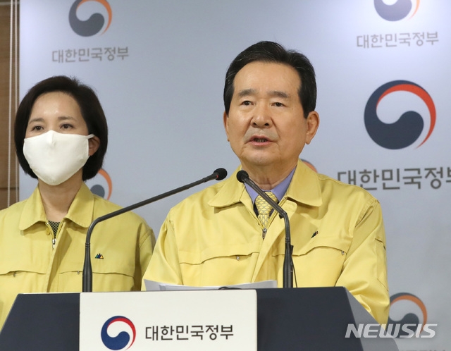 정세균 국무총리가 21일 오후 서울 종로구 정부서울청사 브리핑룸에서 사회적 거리두리 강화를 위한 담화문을 발표하고 있다. 사진=뉴시스