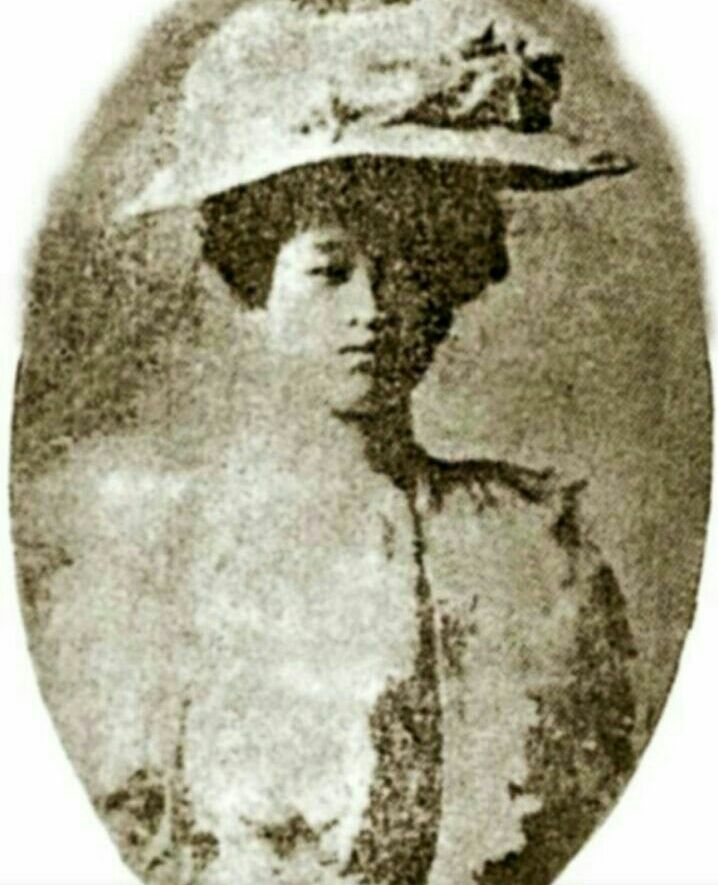 우리나라에 처음으로 양장을 입은 윤고라는 여성으로서 처음으로 여자운동회를 주관했다.