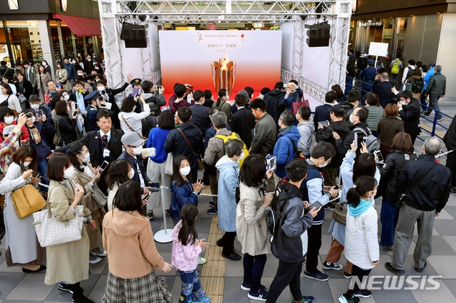 21일 일본 미야기현 센다이에서 2020 도쿄올림픽 성화가 일반에 공개돼 성화를 보려는 주민들이 몰려들고 있다.