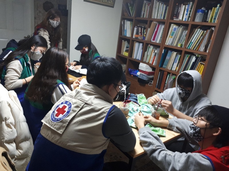 마스크 제작하고 있는 RCY단원들