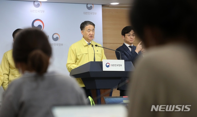 박능후 중앙재난안전대책본부 1차장(보건복지부 장관)이 15일 오후 서울 종로구 세종로 정부서울청사에서 코로나19 대응 현황 및 계획을 발표하고 있다.