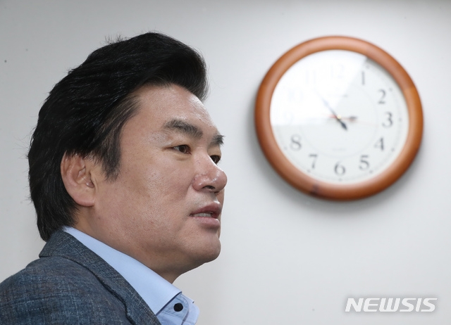 원유철 미래한국당 대표가 22일 서울 영등포구 당사에서 현안 기자회견을 하고 있다.