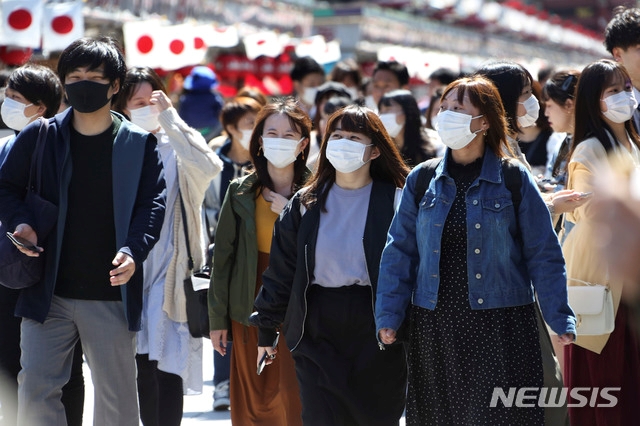 지난 20일 일본 도쿄 아사쿠사의 거리를 시민들이 마스크를 쓴 채 걷고 있다