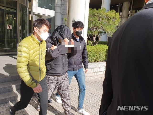 성착취 텔레그램 대화방 '박사방'을 운영한 조모씨가 지난 19일 서울중앙지법 원정숙 영장전담 부장판사 심리로 열린 구속 전 피의자 심문(영장실질심사)을 받고 청사를 빠져나오고 있다.