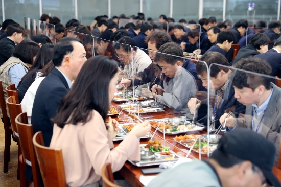 광주광역시는 23일부터 청사 구내식당에 투명 가림막을 설치하고 운영에 들어갔다./사진=광주광역시 