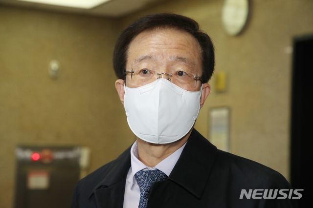 이석연 미래통합당 공천관리위원장 직무대행이 20일 서울 여의도 국회 미래통합당 회의실에서 열리는 공천관리위원회에 참석하고 있다.