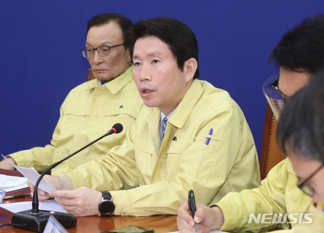이인영 더불어민주당 원내대표가 20일 오전 서울 여의도 국회 더불어민주당 회의실에서 열린 코로나19국난극복위원회·선거대책위원회 연석회의에 참석해 발언하고 있다.