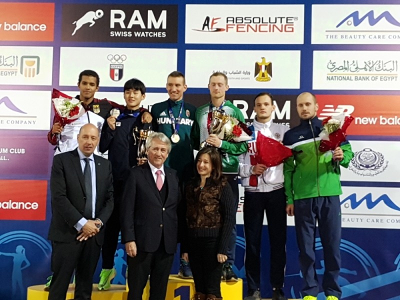 지난 2월 카이로에서 열린 국제근대5종연맹 월드컵 1차대회에서 입상한 선수들이 함께 기념 사진을 찍었다. 윗줄 왼쪽에서 두번째가 은메달을 딴 전웅태 선수.[사진 대한근대5종연맹 제공]