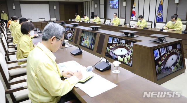 정세균 국무총리가 24일 오전 정부세종청사에서 열린 중앙재난안전대책본부 회의에서 모두발언을 하고 있다.