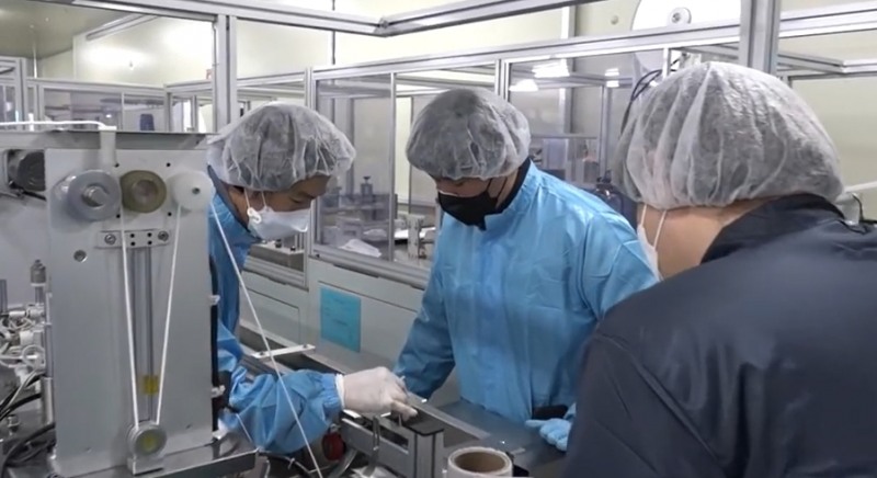 (사진=삼성전자 뉴스룸 유튜브 캡처) 삼성전자가 마스크 생산 중소기업 E&W를 찾아 생산성 향상을 위해 장비 설치 지원, 원부자재 이동대차 제작, 마스크 제작을 위한 금형까지 제작했다