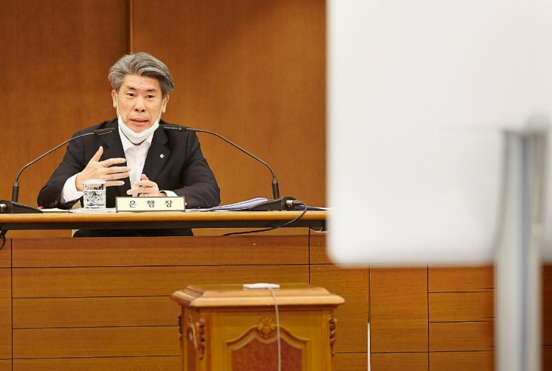 윤종원 기업은행장과 경영진이 코로나19 위기 극복을 위해 전국 21개 지역본부와 영상회의 시스템으로 경영전략회의를 진행하고 있다. 사진=기업은행