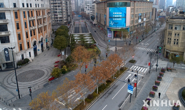지난 1월27일(현지시간) 중국 후베이성 우한 시내 한커우의 중산루에 인적이 거의 없어 썰렁한 모습이 연출되고 있다.