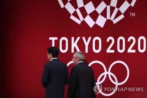 오른쪽이 토마스 바흐 IOC 위원장, 왼쪽이 아베 신조 일본 총리[사진 연합뉴스]