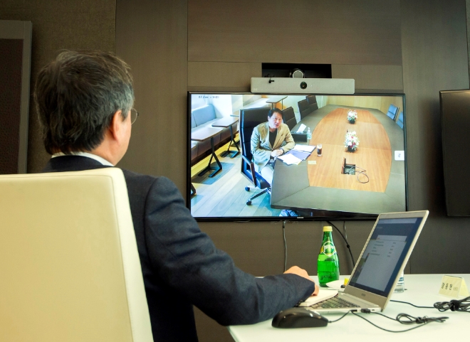 (사진=SK)최태원 SK 회장이 24일 오전 화상으로 개최된 수펙스추구협의회에서 메시지를 전달하고 있다