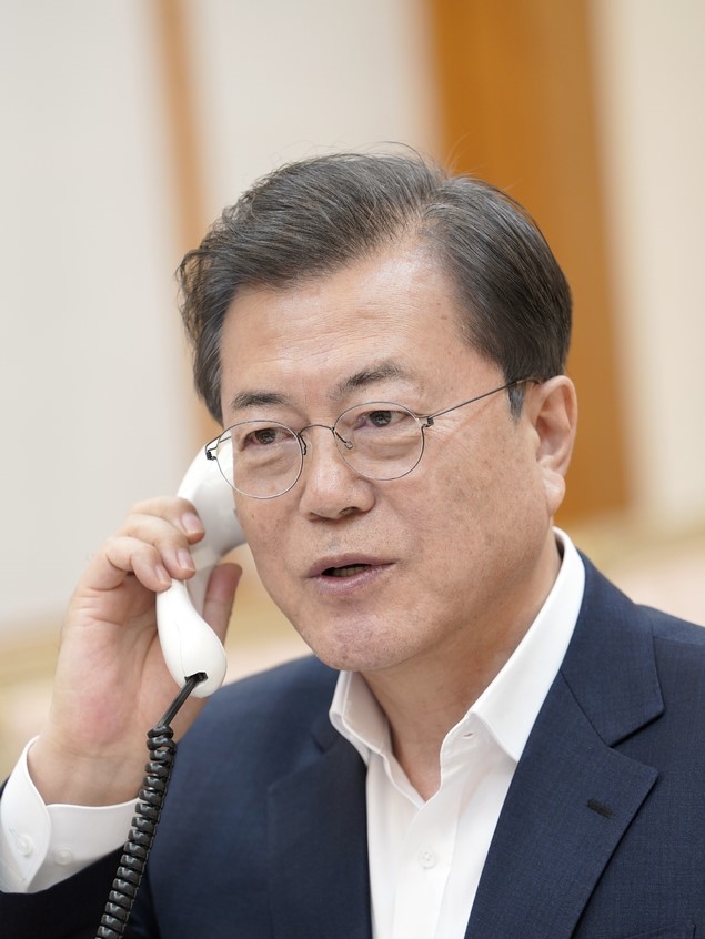 문재인 대통령이 24일 청와대 관저에서 도널드 트럼프 미국 대통령과 통화하고 있다.