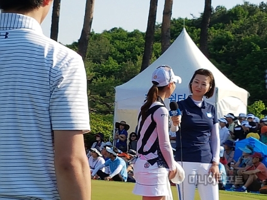 해설위원으로 후배 선수들과 인터뷰를 진행하고 있는 배경은. 사진=배경은 제공