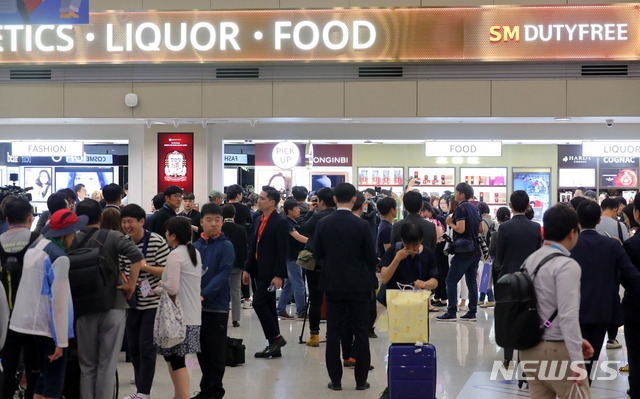 (사진=뉴시스)지난 5월말 인천국제공항 입국장면세점이 영업을 시작한 인천공항 제1터미널 입국장면세점을 찾은 많은 관광객들이 제품을 고르고 있다.
