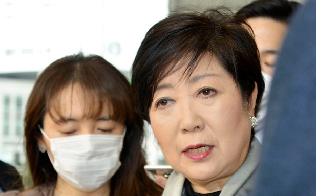 23일 고이케 유리코 일본 도쿄도지사가 도쿄도청 앞에서 기자들의 질문에 답하고 있다. 그는 22일(현지시간) 국제올림픽위원회(IOC)가 도쿄올림픽 연기를 검토하겠다고 밝힌 데 대해 "취소는 있을 수 없다"고 강조했다.