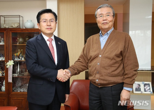 황교안 미래통합당 대표가 26일 오전 김종인 전 더불어민주당 비상대책위원회 대표 자택을 찾아 김종인 전 대표와 악수를 하고 있다.