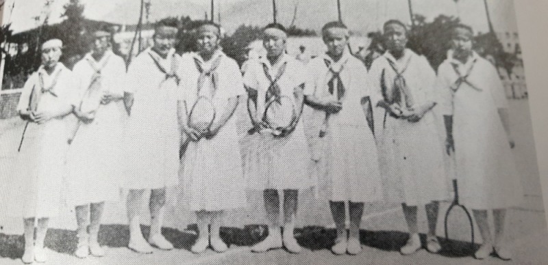 여성 스포츠는 여성의 복장변화에도 한몫을 했다. 1920년대 이화여고 정구부 선수들의 복장〈사진이화 백년사에서〉