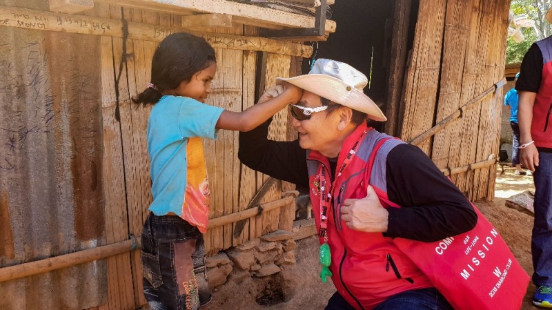 동티모르를 방문해 어린이와 인사하는 김일두 친선대사