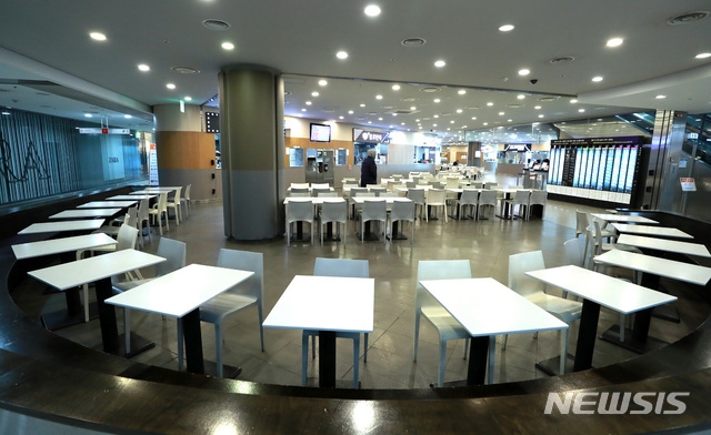 (사진=뉴시스) 주말인 15일 서울 용산구 서울역 식당가에 손님이 없어 한산한 모습을 보이고 있다.
