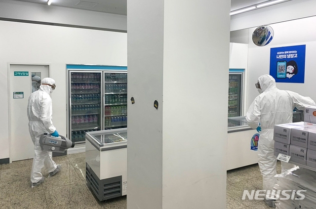지난 25일 오후 제주 여행 후 서울 강남구 보건소에서 신종 코로나바이러스 감염증(코로나19) 확진 판정을 받은 미국 유학생 A씨(19·여)가 묵은 제주시 회천동 한화리조트에서 방역 작업이 이뤄지고 있다. (사진=뉴시스)