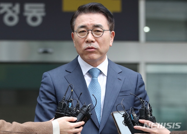 신한은행 채용비리' 혐의로 재판에 넘겨진 조용병 신한금융지주 회장이 1심에서 집행유예를 선고받고 지난 1월 22일 오전 서울 송파구 동부지방법원을 나서며 취재진의 질문에 답하고 있다. 사진=뉴시스