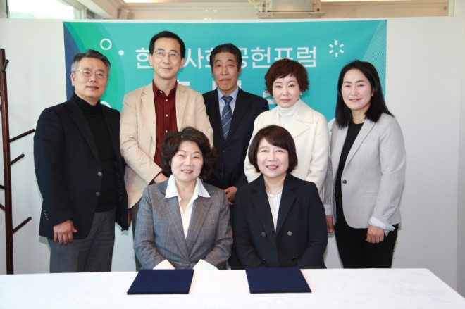 한국사회공헌포럼 출범식에 참석한 회원들. 사진 왼쪽부터 시계방향으로 신훈 상임이사( 외식업중앙회 기획실장 겸 외식신문 편집인),임경오 상임이사 (빅데이터뉴스 대표),이정우 부회장(광고자율심의기구 기사형광고심의위원회 위원),이주영 상임이사 (휴먼에이드연구소 이사),이현숙 상임이사( 글로벌빅데이터 연구소 이사 겸 학술연구센터장),김희정 부회장 (미디어앤스피치연구소 소장),김정순 회장(간행물윤리위원장)이다.