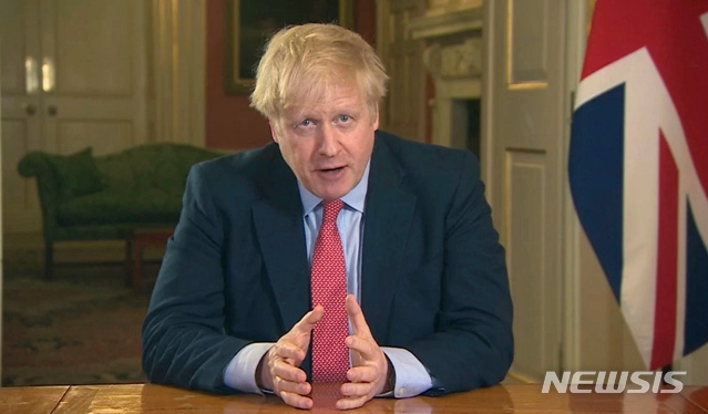 보리스 존슨 영국 총리는 23일(현지시간) 대국민담화를 열고 신종 코로나바이러스 감염증(코로나19)의 확산을 막기 위해 3주간 전 국민의 이동과 여행을 제한하겠다고 발표했다. 사진은 이날 방송된 대국민담화 방송을 캡처한 것. 사진=뉴시스