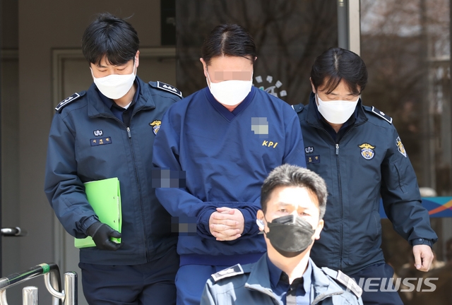 '라임' 펀드 판매사인 신한금융투자 전 본부장 임 모씨가 27일 오전 특정경제범죄 가중처벌 등에 관한 법률 상 수재 및 사기 혐의 등으로 영장실질심사를 마친 뒤 서울 양천구 서울남부지방법원을 나서고 있다. 이날 법원은 임 본부장에 대해 사안이 매우 중대하다며 구속영장을 발부했다. 사진=뉴시스