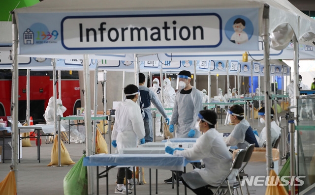 26일 오후 인천국제공항 제2터미널 옥외공간에 마련된 신종 코로나바이러스 감염증(코로나19) 개방형 선별진료소가 설치되어 있는 가운데 의료진들이 분주히 움직이고 있다.